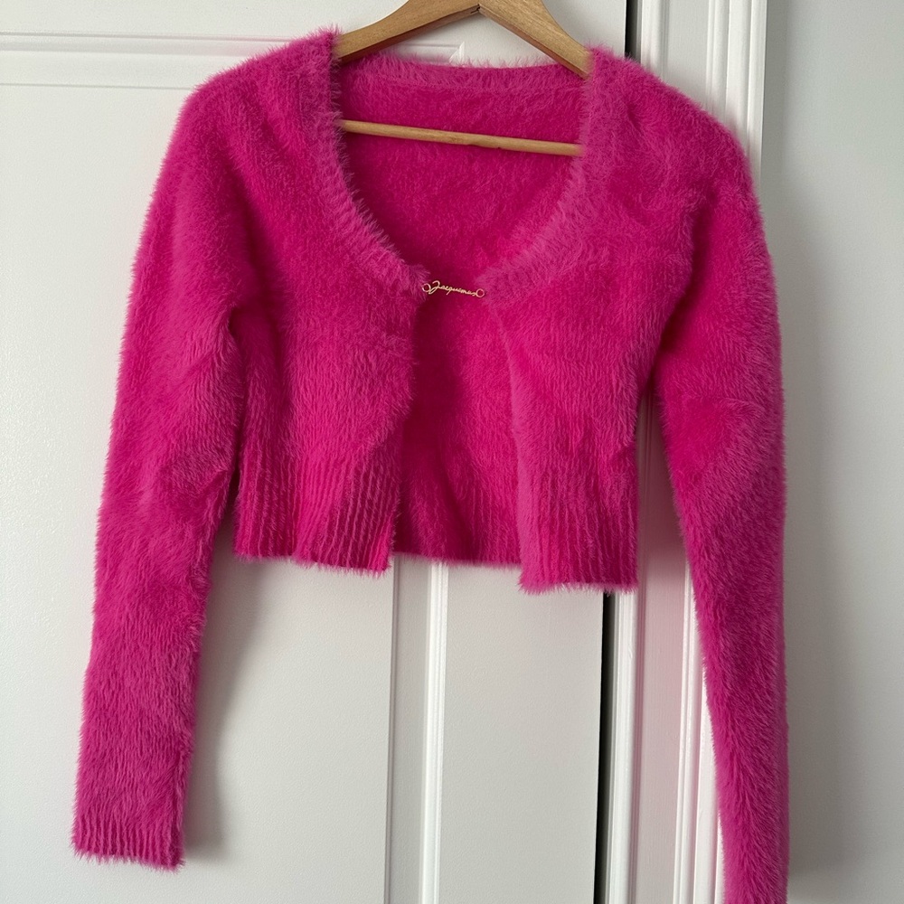 Jacquemus
La Maille logo-charm cropped knitted cardigan